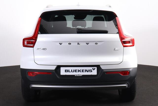 Volvo XC40 T5 Recharge R-Design - IntelliSafe Assist - Adaptieve LED koplampen - Parkeercamera achter - Verwarmde voorstoelen & stuur - Parkeersensoren voor & achter - Draadloze tel. lader - Extra getint glas - Elektr. inklapbare trekhaak - 19' LMV