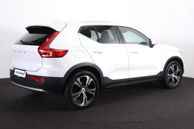 Volvo XC40 T5 Recharge R-Design - IntelliSafe Assist - Adaptieve LED koplampen - Parkeercamera achter - Verwarmde voorstoelen & stuur - Parkeersensoren voor & achter - Draadloze tel. lader - Extra getint glas - Elektr. inklapbare trekhaak - 19' LMV