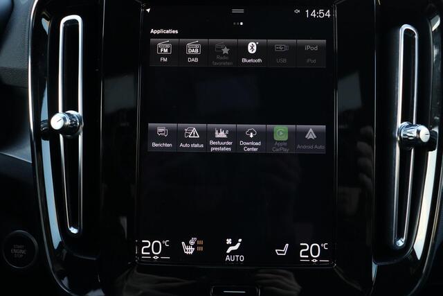 Volvo XC40 T5 Recharge R-Design - IntelliSafe Assist - Adaptieve LED koplampen - Parkeercamera achter - Verwarmde voorstoelen & stuur - Parkeersensoren voor & achter - Draadloze tel. lader - Extra getint glas - Elektr. inklapbare trekhaak - 19' LMV