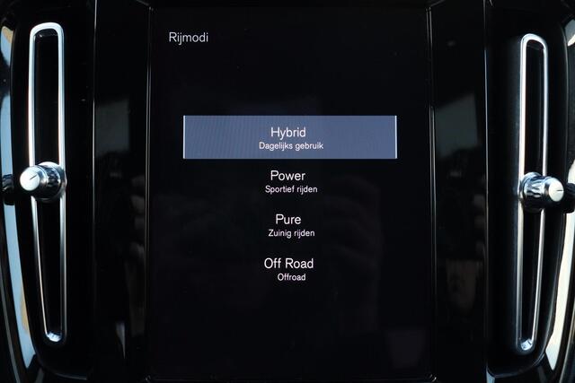 Volvo XC40 T5 Recharge R-Design - IntelliSafe Assist - Adaptieve LED koplampen - Parkeercamera achter - Verwarmde voorstoelen & stuur - Parkeersensoren voor & achter - Draadloze tel. lader - Extra getint glas - Elektr. inklapbare trekhaak - 19' LMV