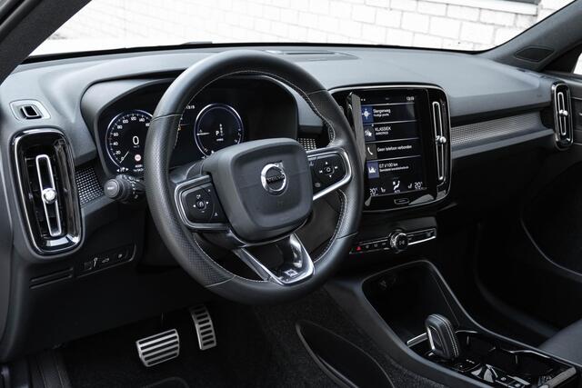 Volvo XC40 1.5 T5 Twin Engine R-Design | Stoel verwarming | Adaptive Cruise Controle met Pilot Assist | Extra donker glas achter | Intellisafe Surround Blis | Semi Elec. Inklapbare trekhaak | Harman Kardon Audio Systeem |