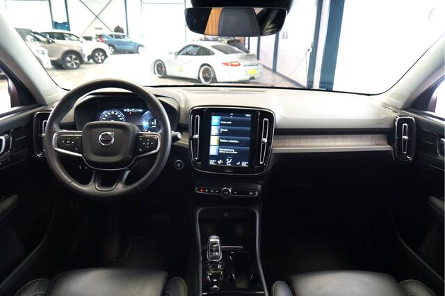 Volvo XC40 1.5 T4 155kW/211pk DCT7 Recharge Inscription PANORAMADAK + HARMAN/KARDON + LEER + ADAPT.CRUISE + BLIS + PILOT ASSIST + NAVI SENSUS + LANE ASSIST + MEMORY STOEL + 360 CAMERA + PARKSENSOREN + 19" LM-VELGEN!!