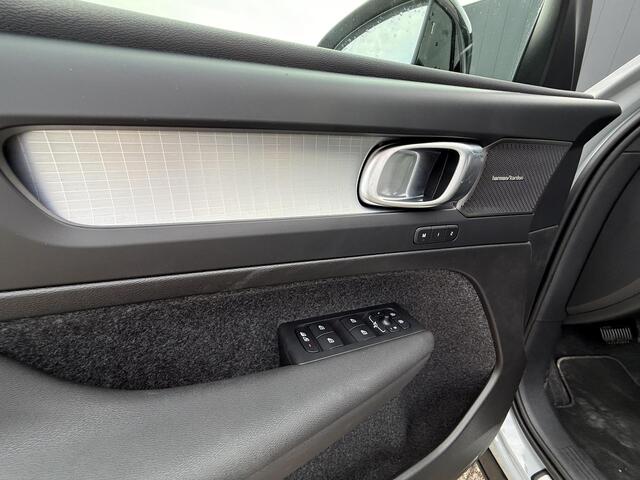 Volvo XC40 2.0 B4 Plus Dark | Nieuw Binnen | Trekhaak | Camera | Harman/Kardon | Keyless Entry/start | elektrisch verstelbare voorstoelen |