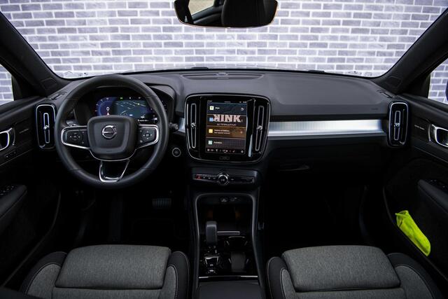 Volvo XC40 2.0 B4 Plus Dark | Trekhaak | Adaptive Cruise Control | Dode hoek detectie BLIS | Harman/Kardon audio | Elektrische stoelverstelling | Stoel- en stuurverwarming | Verwarmde Voorruit |