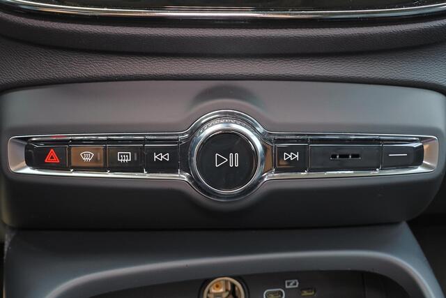 Volvo XC40 B4 Ultimate Bright - IntelliSafe Assist - Harman/Kardon audio - Parkeercamera achter - Verwarmde voorstoelen & stuur - Parkeersensoren voor & achter - Elektr. bedienb. voorstoelen met geheugen links - Draadloze tel. lader - Standkachel - Extra getint glas