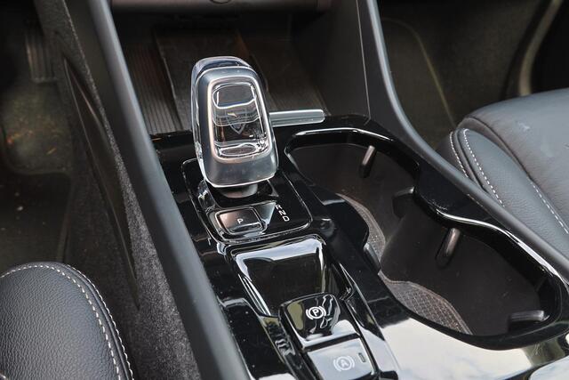 Volvo XC40 B4 Ultimate Bright - IntelliSafe Assist - Harman/Kardon audio - Parkeercamera achter - Verwarmde voorstoelen & stuur - Parkeersensoren voor & achter - Elektr. bedienb. voorstoelen met geheugen links - Draadloze tel. lader - Standkachel - Extra getint glas