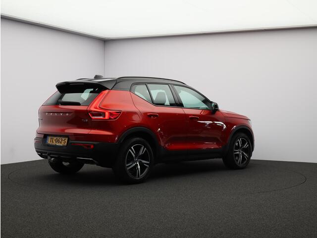 Volvo XC40 2.0 T4 R-Design / Trekhaak / Pano. dak / Apple Carplay & Android Auto / Elek. verstelbare stoelen / Stoelverwarming / Achteruitrijcamera / Zwart Leder