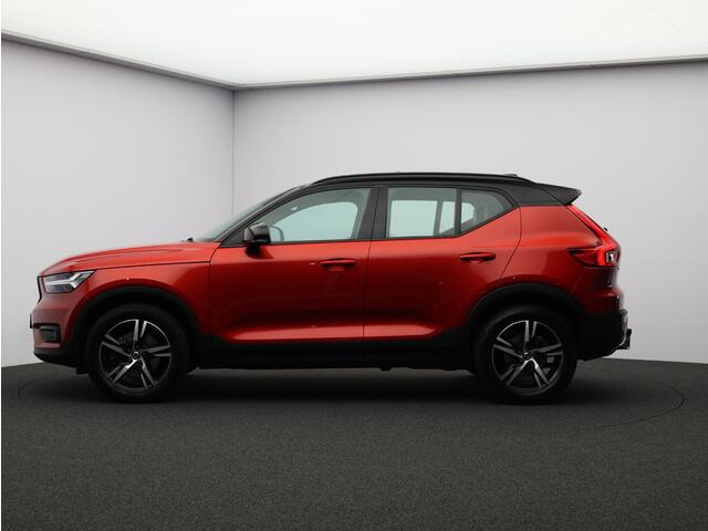 Volvo XC40 2.0 T4 R-Design / Trekhaak / Pano. dak / Apple Carplay & Android Auto / Elek. verstelbare stoelen / Stoelverwarming / Achteruitrijcamera / Zwart Leder