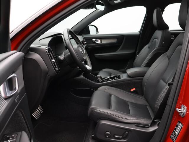 Volvo XC40 2.0 T4 R-Design / Trekhaak / Pano. dak / Apple Carplay & Android Auto / Elek. verstelbare stoelen / Stoelverwarming / Achteruitrijcamera / Zwart Leder