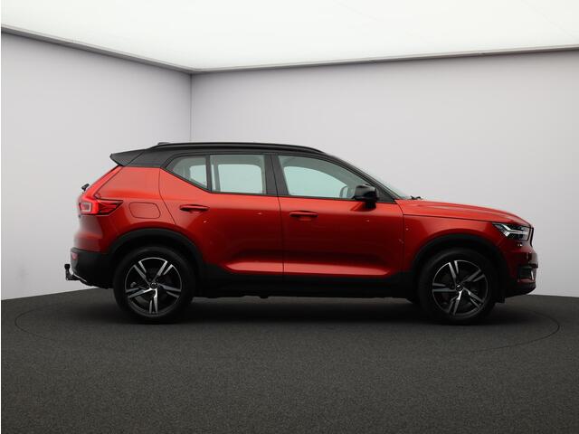 Volvo XC40 2.0 T4 R-Design / Trekhaak / Pano. dak / Apple Carplay & Android Auto / Elek. verstelbare stoelen / Stoelverwarming / Achteruitrijcamera / Zwart Leder