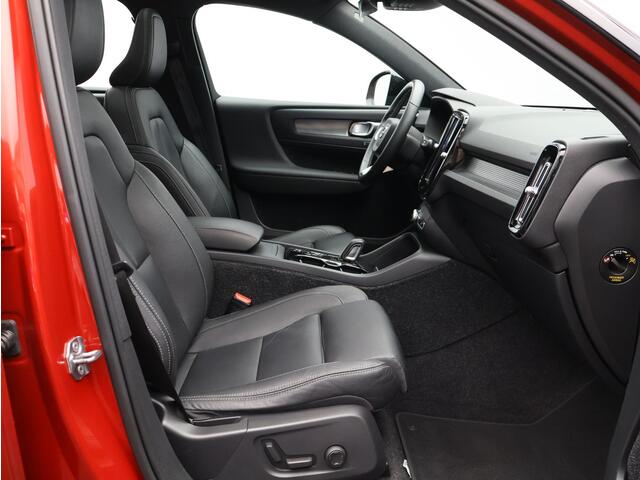 Volvo XC40 2.0 T4 R-Design / Trekhaak / Pano. dak / Apple Carplay & Android Auto / Elek. verstelbare stoelen / Stoelverwarming / Achteruitrijcamera / Zwart Leder