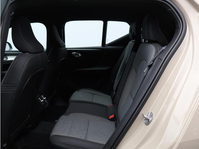 Volvo XC40 2.0 B4 Plus Dark / Trekhaak / Harman Kardon / Elektrische Stoelen / Stoel+Stuurverwarming / Adaptive Cruise / Pilot Assist /