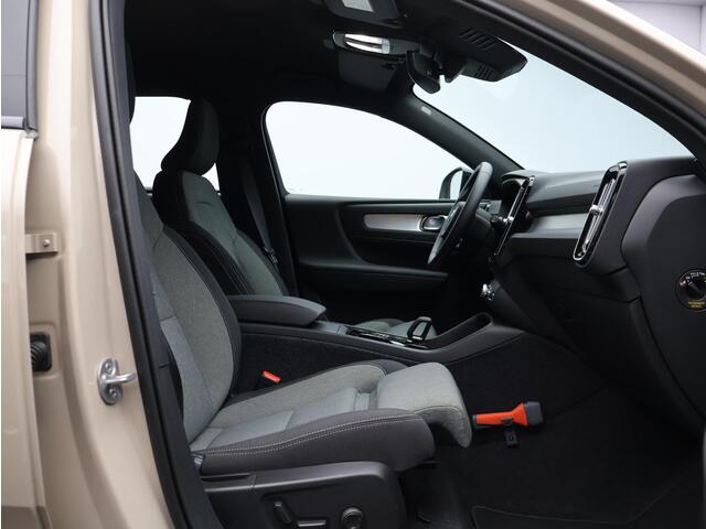 Volvo XC40 2.0 B4 Plus Dark / Trekhaak / Harman Kardon / Elektrische Stoelen / Stoel+Stuurverwarming / Adaptive Cruise / Pilot Assist /
