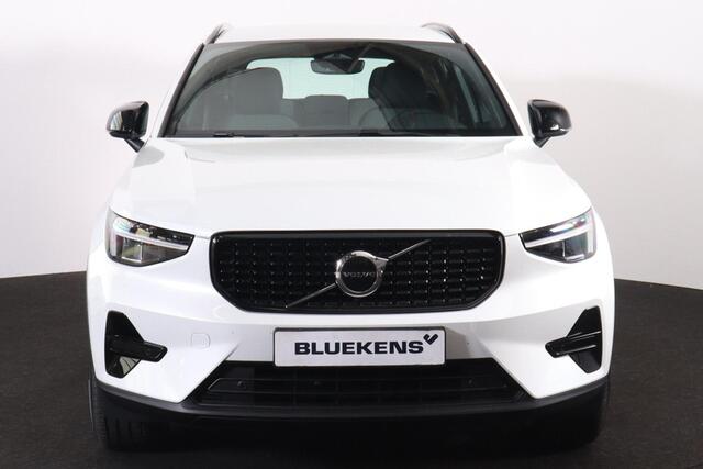 Volvo XC40 B4 Plus Dark - IntelliSafe Assist & Surround - Harman/Kardon audio - Parkeercamera achter - Verwarmde voorstoelen & stuur - Parkeersensoren voor & achter - Elektr. bedienb. voorstoelen met geheugen links - Draadloze tel. lader - Elektr. inklapbare trekhaa