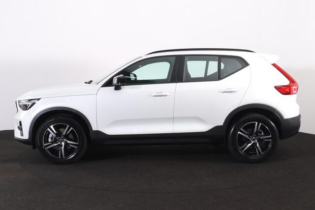 Volvo XC40 B4 Plus Dark - IntelliSafe Assist & Surround - Harman/Kardon audio - Parkeercamera achter - Verwarmde voorstoelen & stuur - Parkeersensoren voor & achter - Elektr. bedienb. voorstoelen met geheugen links - Draadloze tel. lader - Elektr. inklapbare trekhaa