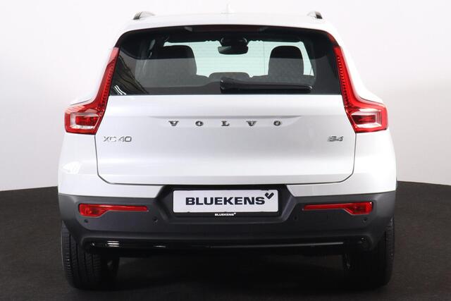 Volvo XC40 B4 Plus Dark - IntelliSafe Assist & Surround - Harman/Kardon audio - Parkeercamera achter - Verwarmde voorstoelen & stuur - Parkeersensoren voor & achter - Elektr. bedienb. voorstoelen met geheugen links - Draadloze tel. lader - Elektr. inklapbare trekhaa
