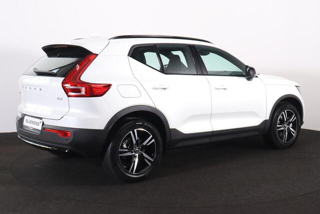 Volvo XC40 B4 Plus Dark - IntelliSafe Assist & Surround - Harman/Kardon audio - Parkeercamera achter - Verwarmde voorstoelen & stuur - Parkeersensoren voor & achter - Elektr. bedienb. voorstoelen met geheugen links - Draadloze tel. lader - Elektr. inklapbare trekhaa