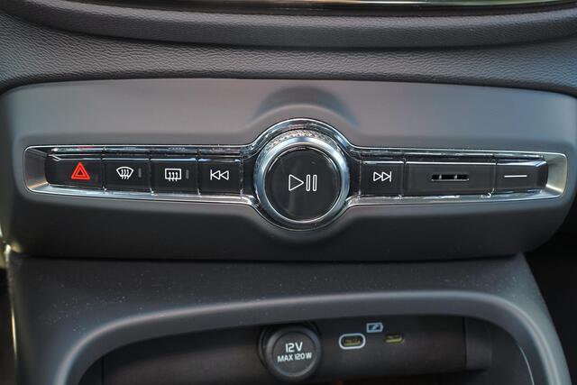 Volvo XC40 B4 Plus Dark - IntelliSafe Assist & Surround - Harman/Kardon audio - Parkeercamera achter - Verwarmde voorstoelen & stuur - Parkeersensoren voor & achter - Elektr. bedienb. voorstoelen met geheugen links - Draadloze tel. lader - Elektr. inklapbare trekhaa
