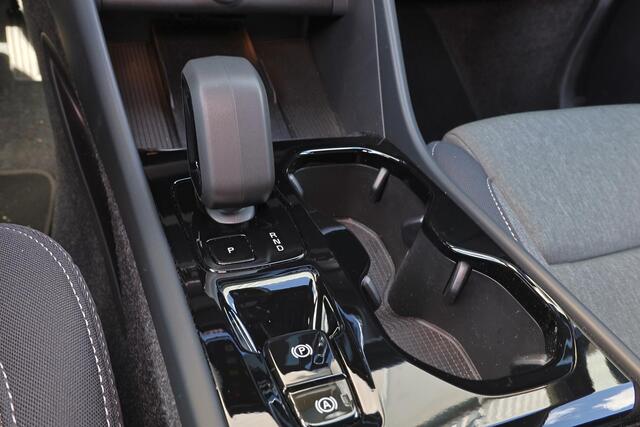 Volvo XC40 B4 Plus Dark - IntelliSafe Assist & Surround - Harman/Kardon audio - Parkeercamera achter - Verwarmde voorstoelen & stuur - Parkeersensoren voor & achter - Elektr. bedienb. voorstoelen met geheugen links - Draadloze tel. lader - Elektr. inklapbare trekhaa