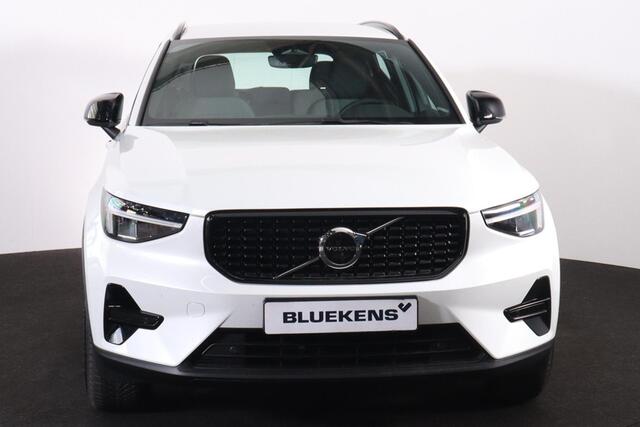 Volvo XC40 B4 Plus Dark - IntelliSafe Assist & Surround - Harman/Kardon audio - Parkeercamera achter - Verwarmde voorstoelen & stuur - Parkeersensoren voor & achter - Elektr. bedienb. voorstoelen met geheugen links - Draadloze tel. lader - Elektr. inklapbare trekhaa