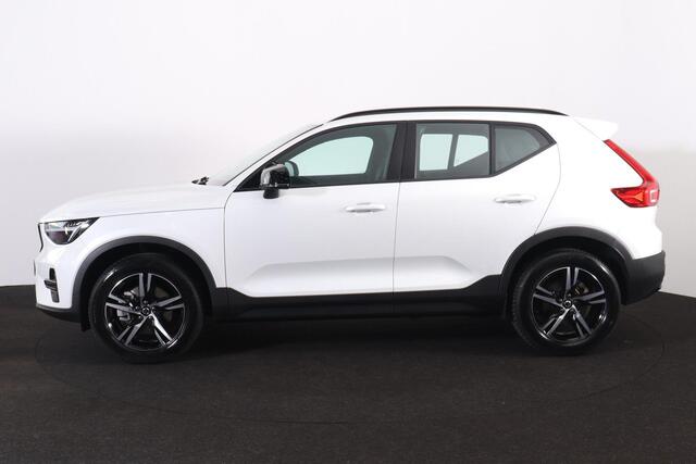 Volvo XC40 B4 Plus Dark - IntelliSafe Assist & Surround - Harman/Kardon audio - Parkeercamera achter - Verwarmde voorstoelen & stuur - Parkeersensoren voor & achter - Elektr. bedienb. voorstoelen met geheugen links - Draadloze tel. lader - Elektr. inklapbare trekhaa
