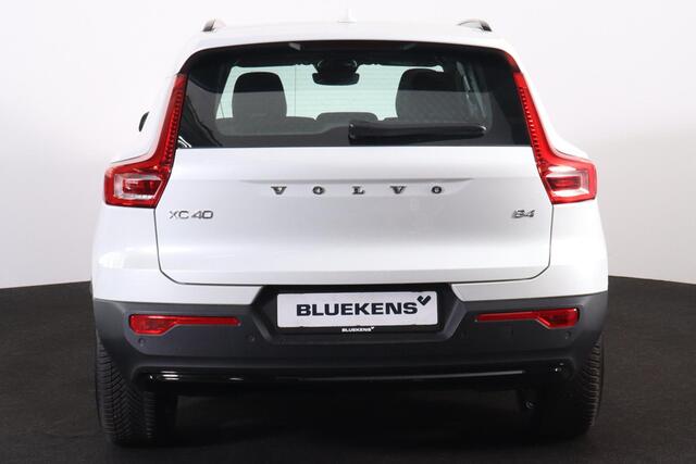 Volvo XC40 B4 Plus Dark - IntelliSafe Assist & Surround - Harman/Kardon audio - Parkeercamera achter - Verwarmde voorstoelen & stuur - Parkeersensoren voor & achter - Elektr. bedienb. voorstoelen met geheugen links - Draadloze tel. lader - Elektr. inklapbare trekhaa