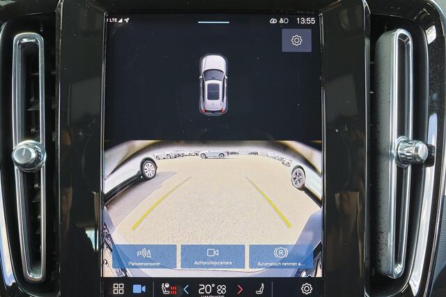 Volvo XC40 B4 Plus Dark - IntelliSafe Assist & Surround - Harman/Kardon audio - Parkeercamera achter - Verwarmde voorstoelen & stuur - Parkeersensoren voor & achter - Elektr. bedienb. voorstoelen met geheugen links - Draadloze tel. lader - Elektr. inklapbare trekhaa