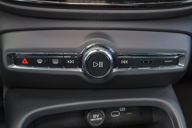 Volvo XC40 B4 Plus Dark - IntelliSafe Assist & Surround - Harman/Kardon audio - Parkeercamera achter - Verwarmde voorstoelen & stuur - Parkeersensoren voor & achter - Elektr. bedienb. voorstoelen met geheugen links - Draadloze tel. lader - Elektr. inklapbare trekhaa