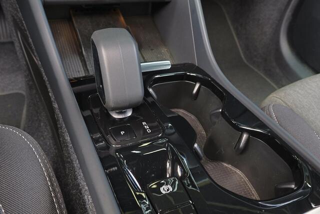 Volvo XC40 B4 Plus Dark - IntelliSafe Assist & Surround - Harman/Kardon audio - Parkeercamera achter - Verwarmde voorstoelen & stuur - Parkeersensoren voor & achter - Elektr. bedienb. voorstoelen met geheugen links - Draadloze tel. lader - Elektr. inklapbare trekhaa