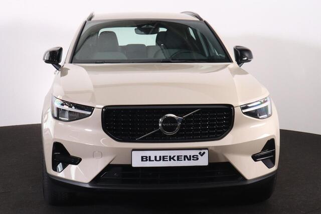 Volvo XC40 B4 Plus Dark - IntelliSafe Assist & Surround - Harman/Kardon audio - Parkeercamera achter - Verwarmde voorstoelen & stuur - Parkeersensoren voor & achter - Elektr. bedienb. voorstoelen met geheugen links - Draadloze tel. lader - Elektr. inklapbare trekhaa