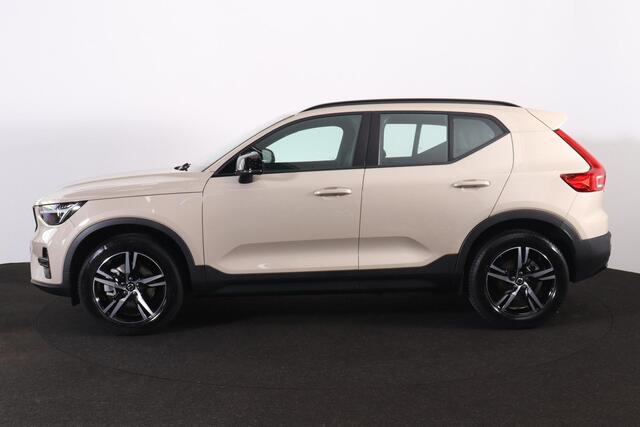 Volvo XC40 B4 Plus Dark - IntelliSafe Assist & Surround - Harman/Kardon audio - Parkeercamera achter - Verwarmde voorstoelen & stuur - Parkeersensoren voor & achter - Elektr. bedienb. voorstoelen met geheugen links - Draadloze tel. lader - Elektr. inklapbare trekhaa