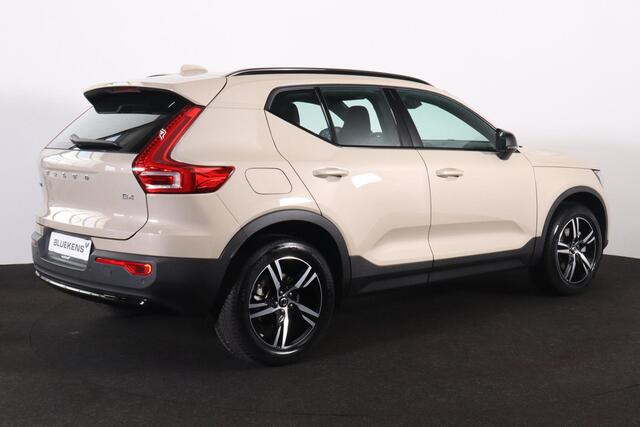 Volvo XC40 B4 Plus Dark - IntelliSafe Assist & Surround - Harman/Kardon audio - Parkeercamera achter - Verwarmde voorstoelen & stuur - Parkeersensoren voor & achter - Elektr. bedienb. voorstoelen met geheugen links - Draadloze tel. lader - Elektr. inklapbare trekhaa