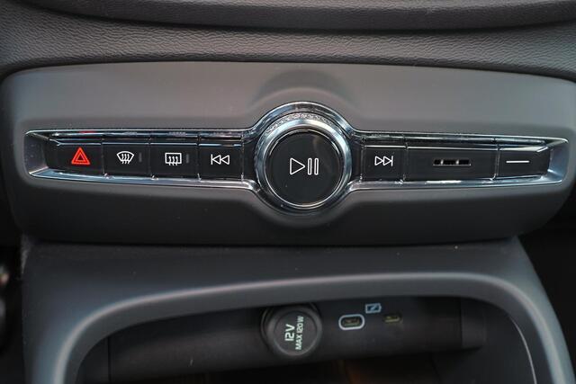 Volvo XC40 B4 Plus Dark - IntelliSafe Assist & Surround - Harman/Kardon audio - Parkeercamera achter - Verwarmde voorstoelen & stuur - Parkeersensoren voor & achter - Elektr. bedienb. voorstoelen met geheugen links - Draadloze tel. lader - Elektr. inklapbare trekhaa