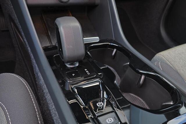 Volvo XC40 B4 Plus Dark - IntelliSafe Assist & Surround - Harman/Kardon audio - Parkeercamera achter - Verwarmde voorstoelen & stuur - Parkeersensoren voor & achter - Elektr. bedienb. voorstoelen met geheugen links - Draadloze tel. lader - Elektr. inklapbare trekhaa