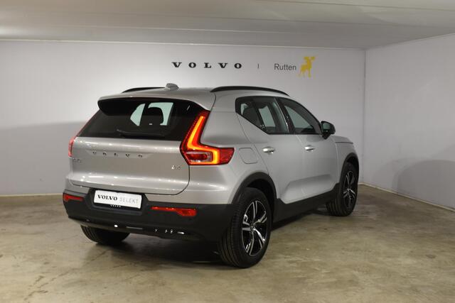 Volvo XC40 B4 211PK Automaat Plus Dark / Navigatie / Harman Kardon / Stuur & Stoelverwarming / LM Velgen / Trekhaak