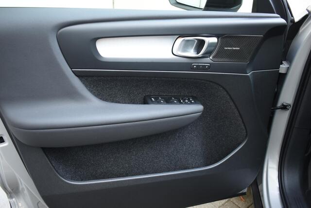 Volvo XC40 B4 211PK Automaat Plus Dark / Navigatie / Harman Kardon / Stuur & Stoelverwarming / LM Velgen / Trekhaak