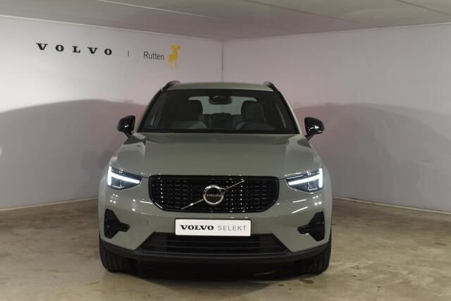 Volvo XC40 B4 211PK Automaat Plus Dark / Navigatie / Harman Kardon / Stuur & Stoelverwarming / LM Velgen / Trekhaak