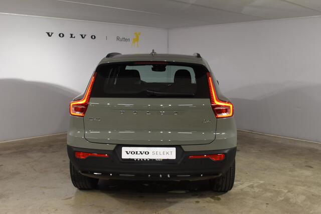 Volvo XC40 B4 211PK Automaat Plus Dark / Navigatie / Harman Kardon / Stuur & Stoelverwarming / LM Velgen / Trekhaak