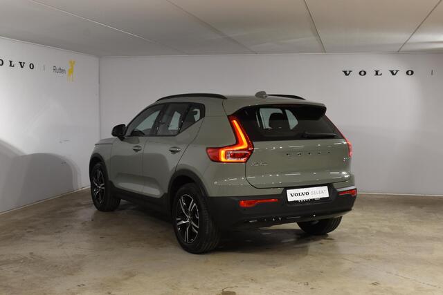 Volvo XC40 B4 211PK Automaat Plus Dark / Navigatie / Harman Kardon / Stuur & Stoelverwarming / LM Velgen / Trekhaak