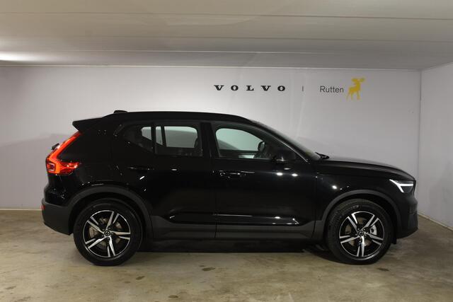 Volvo XC40 B4 211PK Automaat Plus Dark / Navigatie / Harman Kardon / Stuur & Stoelverwarming / LM Velgen / Trekhaak