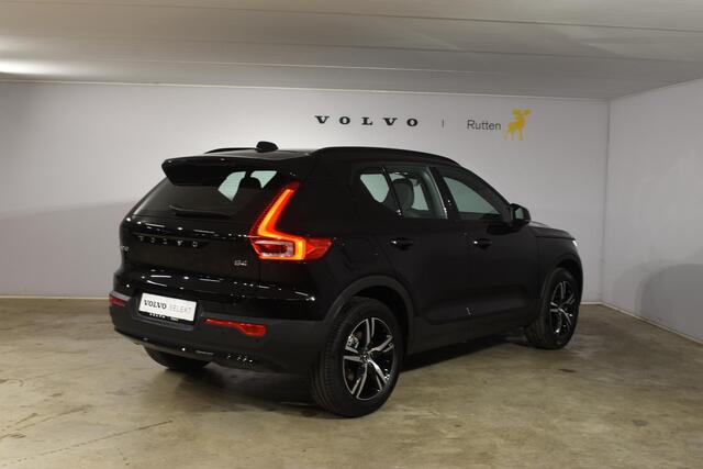 Volvo XC40 B4 211PK Automaat Plus Dark / Navigatie / Harman Kardon / Stuur & Stoelverwarming / LM Velgen / Trekhaak