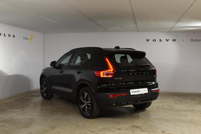 Volvo XC40 B4 211PK Automaat Plus Dark / Navigatie / Harman Kardon / Stuur & Stoelverwarming / LM Velgen / Trekhaak