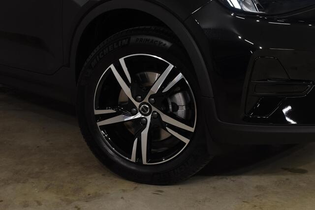 Volvo XC40 B4 211PK Automaat Plus Dark / Navigatie / Harman Kardon / Stuur & Stoelverwarming / LM Velgen / Trekhaak