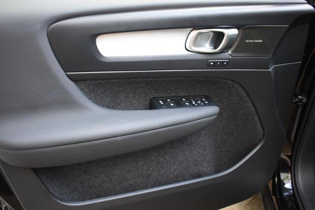 Volvo XC40 B4 211PK Automaat Plus Dark / Navigatie / Harman Kardon / Stuur & Stoelverwarming / LM Velgen / Trekhaak