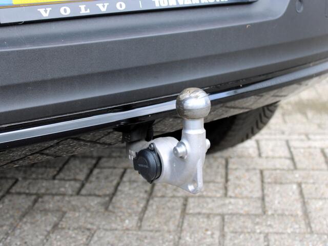 Volvo XC40 2.0 B4 Plus Dark Automaat / Trekhaak / Verwarm voorruit / Elektr.verst.voorstoelen / Google Maps