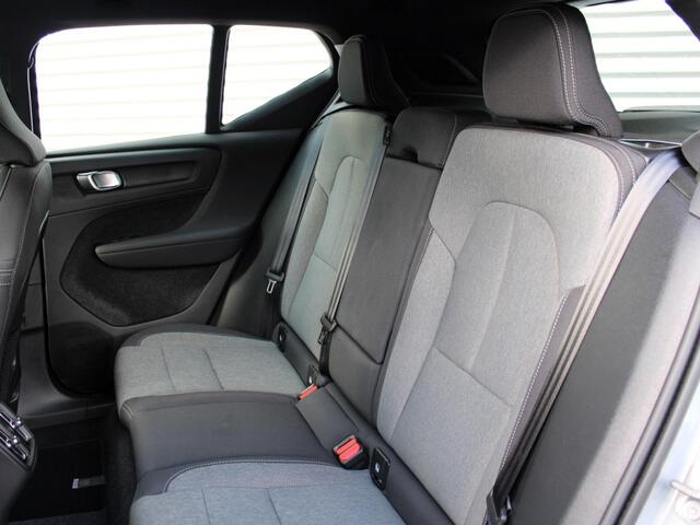 Volvo XC40 2.0 B4 Plus Dark Automaat / Trekhaak / Verwarm voorruit / Elektr.verst.voorstoelen / Google Maps