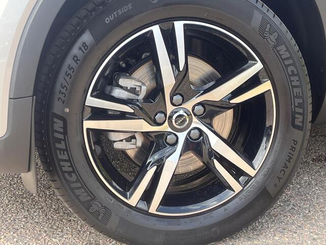 Volvo XC40 2.0 B4 Plus Dark