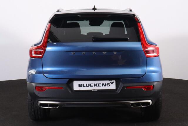 Volvo XC40 T5 Recharge R-Design - Panorama/schuifdak - IntelliSafe Assist & Surround - 360º Camera - Harman/Kardon audio - Adaptieve LED koplampen - Verwarmde voorstoelen & stuur - Parkeersensoren voor & achter - Elektr. bedienb. voorstoelen met geheugen links - Sta