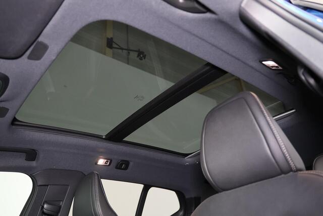 Volvo XC40 T5 Recharge R-Design - Panorama/schuifdak - IntelliSafe Assist & Surround - 360º Camera - Harman/Kardon audio - Adaptieve LED koplampen - Verwarmde voorstoelen & stuur - Parkeersensoren voor & achter - Elektr. bedienb. voorstoelen met geheugen links - Sta