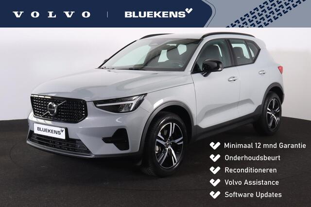 Volvo XC40 B4 Plus Dark - IntelliSafe Assist & Surround - Parkeercamera achter - Verwarmde voorstoelen & stuur - Parkeersensoren voor & achter - Elektr. bedienb. voorstoelen met geheugen links - Draadloze tel. lader - Elektr. inklapbare trekhaak - 18' LMV